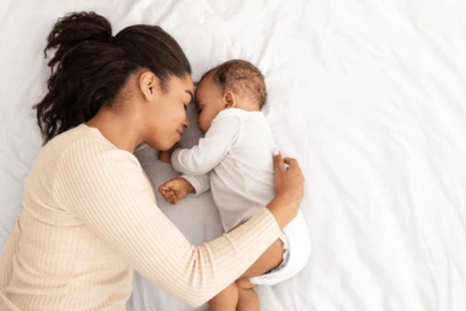 Un bebé recién nacido debe descansar y encontrar la mejor postura para que lo haga contribuye a un buen sueño. Foto: Shutterstock