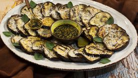 Berenjenas a la plancha Berenjenas a la plancha. Foto: lacocinadefrabisa.lavozdegalicia.es