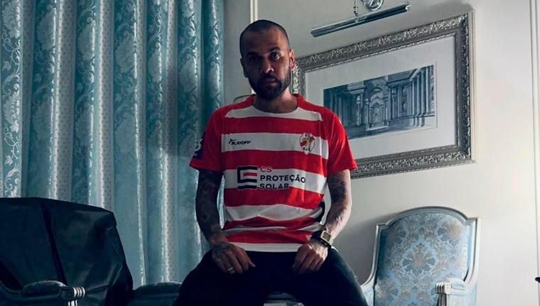 Dani ALves con la camiseta de Sporting Clube São João de Ver.