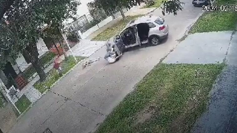 Las víctimas quedaron tendidas sobre el asfalto tras ser atropelladas por el ladrón Foto: Captura de video