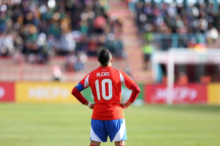 Alexis Sánchez tras la derrota de Chile en ante Bolivia en El Alto. Alexis Sánchez tras la derrota de Chile en ante Bolivia en El Alto.