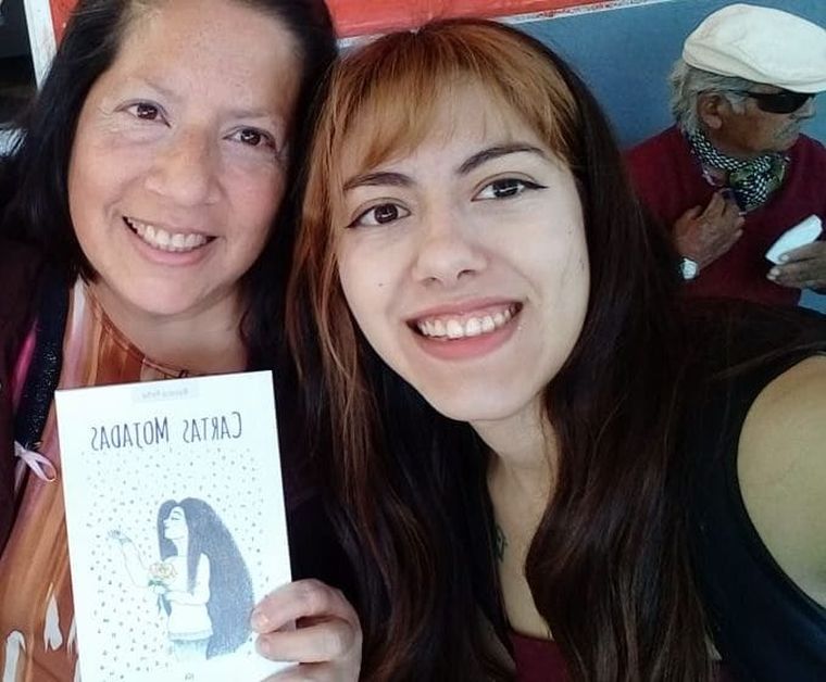 Roxana junto a su hija Julieta, quien ilustró la portda del libro. Roxana junto a su hija Julieta, quien ilustró la portda del libro.