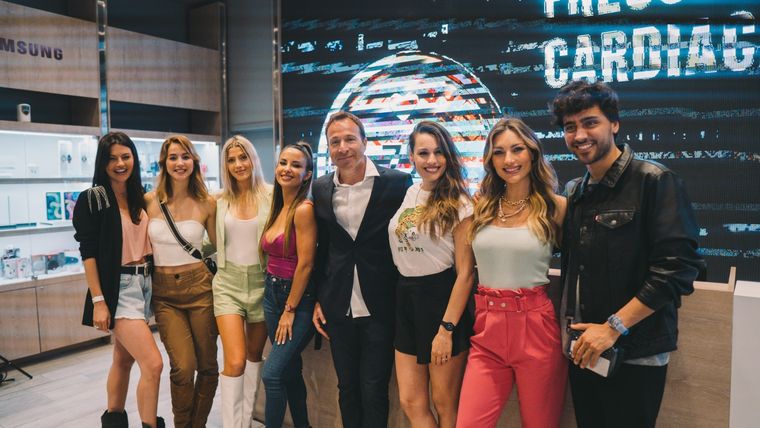 Las celebridades recorrieron el local. Foto: Solar Tech