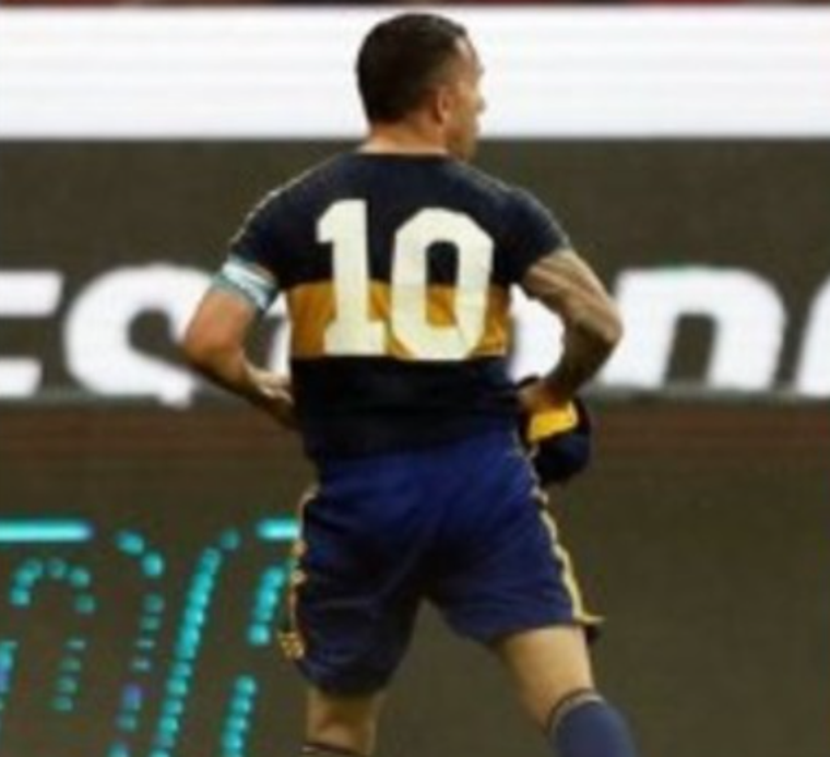 Carlos Tévez homenajeó al 10 usando su camiseta en la cancha. Carlos Tévez homenajeó al 10 usando su camiseta en la cancha.