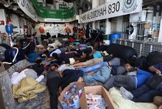 Evacuados descansan a bordo de un buque naval saudita mientras viaja de Puerto Sudán a Yeda. Foto: AFP