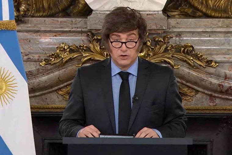 El Gobierno de Javier Milei estableció la expulsión de extranjeros que emitan mensajes de odio contra la Argentina mediante un decreto. El Gobierno de Javier Milei estableció la expulsión de extranjeros que emitan mensajes de odio contra la Argentina mediante un decreto.