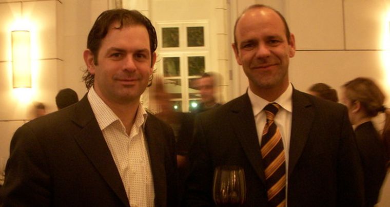 Adolfo de la Reta y Luis Zambonini, director de Arcos Mendocinos, entrando al Salón de Los Espejos de Park Hyatt Mendoza. Foto: MDZ