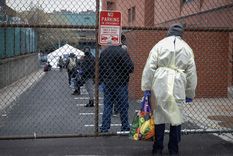 Personal médico y pacientes cerca de un hospital en Nueva York, EE.UU., el 20 de abril de 2020.