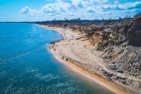 Las coloridas barrancas de este pueblo son un emblema natural y el balcón perfecto hacia el río Paraná. Las coloridas barrancas de este pueblo son un emblema natural y el balcón perfecto hacia el río Paraná.