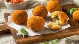 Croquetas de arroz con queso y limón.
