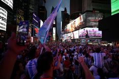 El banderazo de los hinchas argentinos en Times Square. Foto: NA