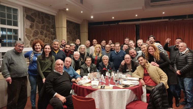 Los periodistas agasajados con directivos del Club Mendoza de Regatas. Foto: Prensa Club Mendoza de Regatas