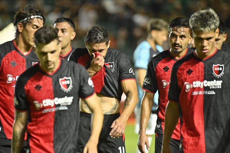 Newells sufrió una durísima derrota por 3 a 0 ante Banfield y profundizó su interminable crisis deportiva.&nbsp;&nbsp;