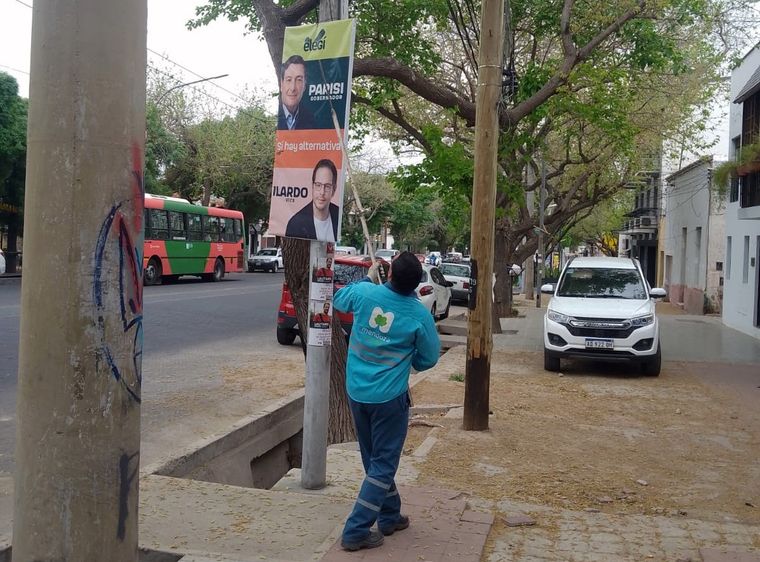 Así retiran la cartelería de los lugares públicos en Mendoza Foto: Ciudad.