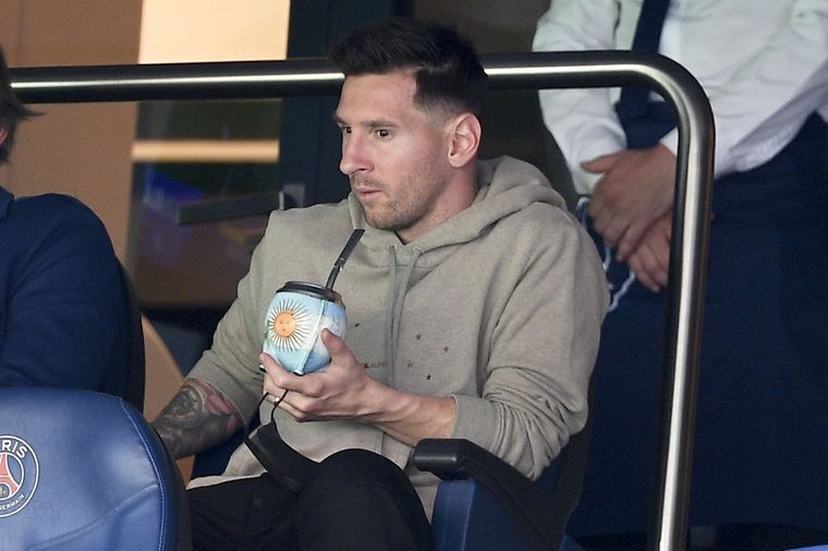 La Pulga con su mate bien argentino en la tribuna del Parque de los Príncipes Foto: Ligue 1