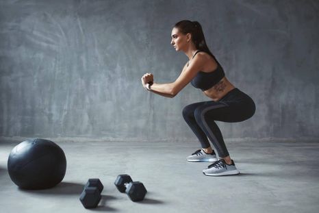 Las sentadillas son el mejor ejercicio de fuerza para las piernas (Shutterstock). Foto: Archivo