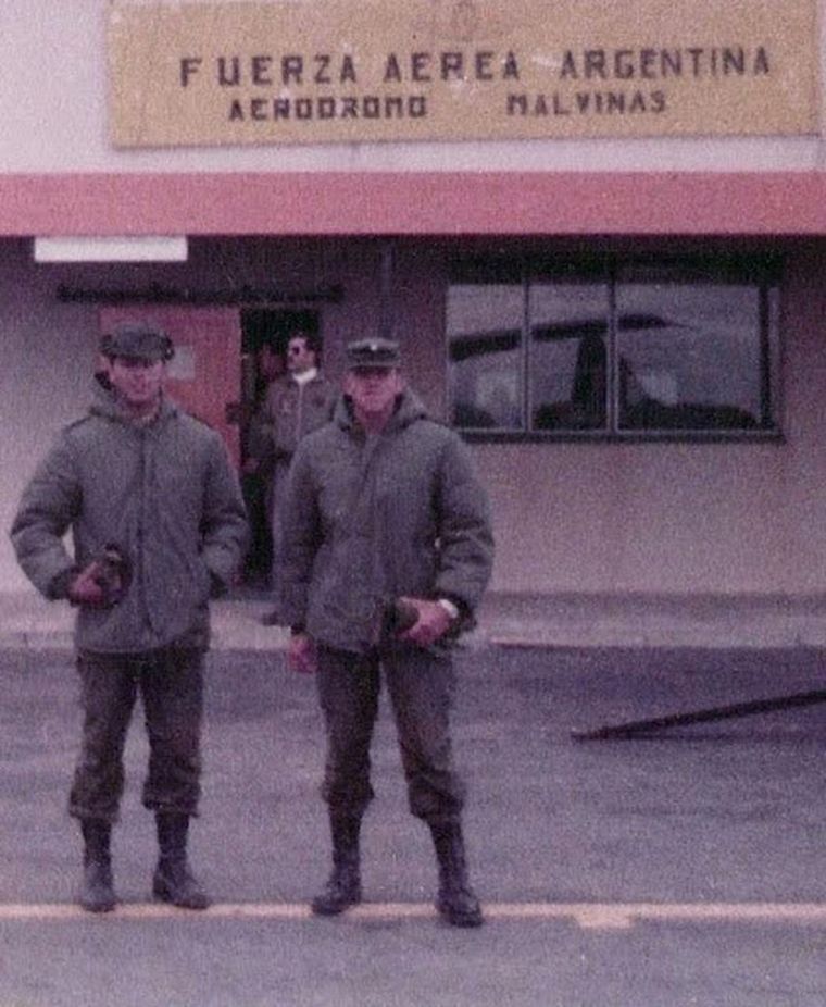 El Subteniente en Comisión Esteban Vilgré Lamadrid (a la derecha) en el aeropuerto de Puerto Argentino. El Subteniente en Comisión Esteban Vilgré Lamadrid (a la derecha) en el aeropuerto de Puerto Argentino.