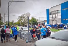 Espera Los hinchas aguardaron pacientemente bajo una lluvia que por momentos no daba tregua.