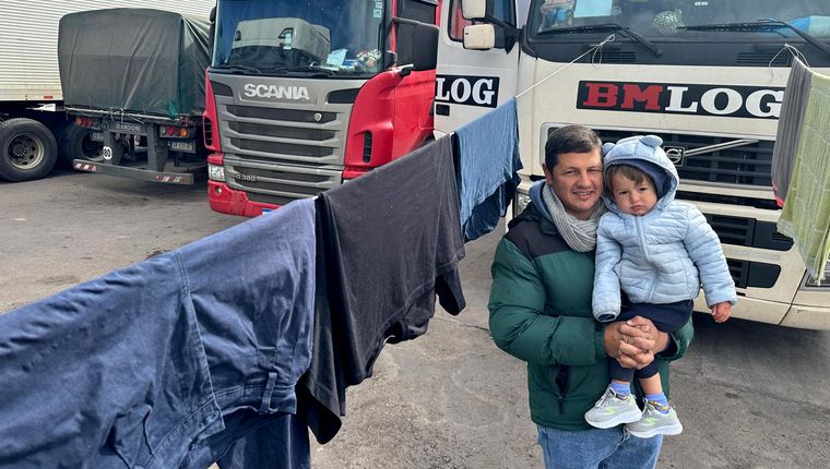 Sergio con su hijo de 2 años junto al camión que se ha transformado en su vivienda durante un mes mientras esperan debido al temporal de nieve. Sergio con su hijo de 2 años junto al camión que se ha transformado en su vivienda durante un mes mientras esperan debido al temporal de nieve.