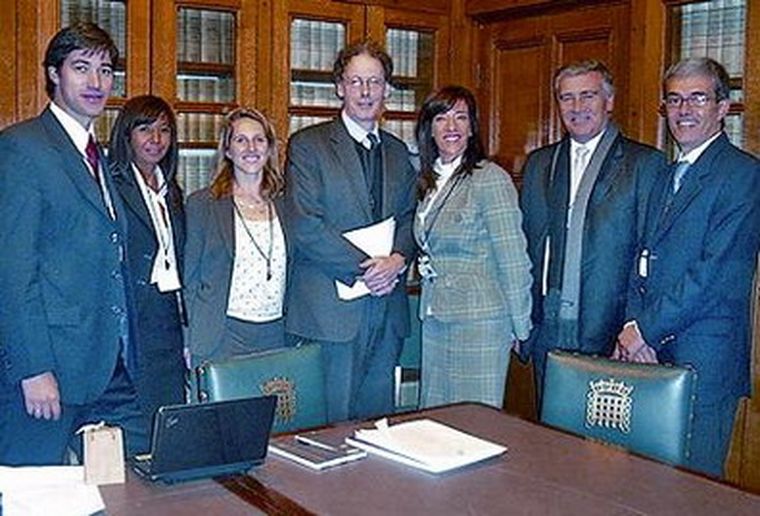 Miriam Gallardo (segunda a la izquierda), junto a legisladores opositores y funcionarios británicos.