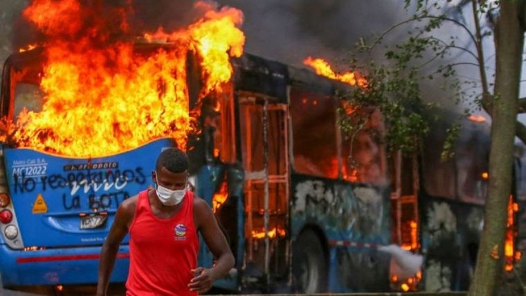 Los disturbios y los actos más graves de vandalismo se registraron en Cali, la capital del departamento del Valle del Cauca, dejando víctimas e importantes destrozos materiales. Foto: GETTY IMAGES