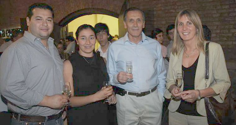 Federico Jofré, Vanina Matas y Ricardo Aguiar -Bodega Orfila-, disfrutaron el concierto junto a Lidia Jardel -Bodegas de Argentina-. Foto: Gentileza