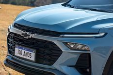 El diseño visual de la Chevrolet Tracker se caracteriza por el contraste entre el nuevo color de carrocería Azul Noronha y detalles oscurecidos El diseño visual de la Chevrolet Tracker se caracteriza por el contraste entre el nuevo color de carrocería Azul Noronha y detalles oscurecidos