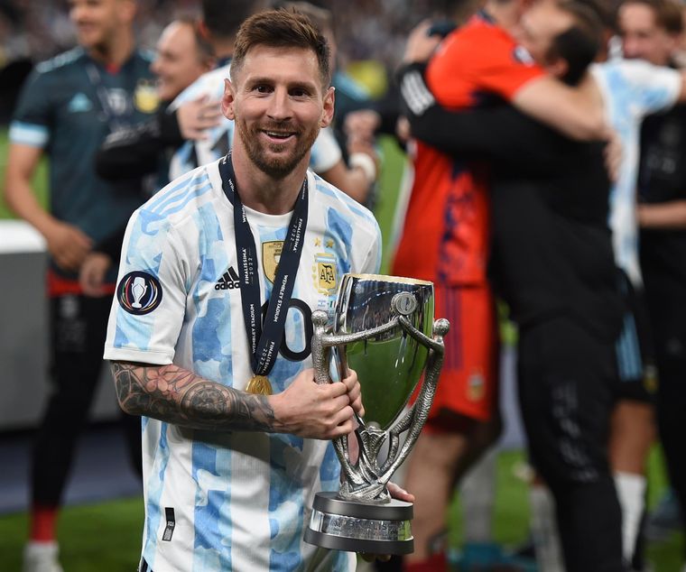 Lionel Messi con el trofeo, el segundo que gana con la mayor. Foto: EFE