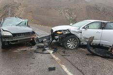 La escena y los dos autos destruidos tras el accidente en la ruta 7. La escena y los dos autos destruidos tras el accidente en la ruta 7.