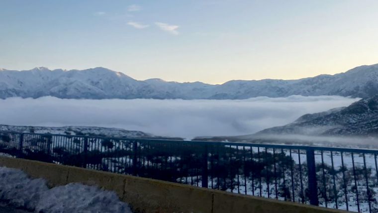 Una nube blanca y densa cubrió el dique Potrerillos tras la tormenta de Santa Rosa.