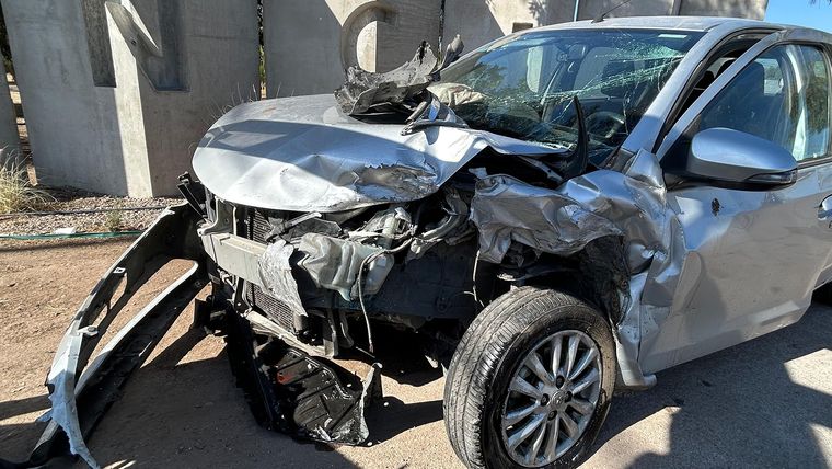 El Toyota Etios con el cárter desprendido, producto del impacto. El Toyota Etios con el cárter desprendido, producto del impacto.