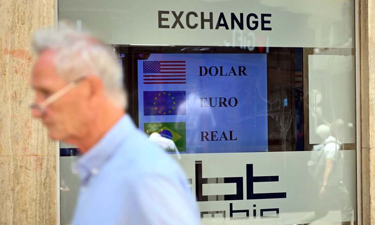 Tras una semana en baja, el dólar blue espera expectante una nueva ronda financiera Foto: Télam