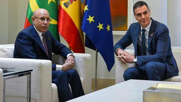 El presidente del Gobierno español, Pedro Sánchez (derecha), se reunió con el presidente de Mauritania, Mohamed Ould Ghazouani (izq.), en Madrid el año pasado.