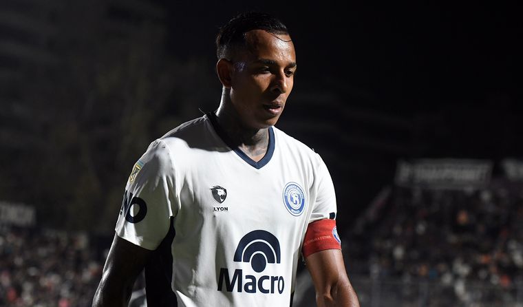 Sebastián Villa manifestó su deseo de jugar en River, a pesar de su pasado en Boca. Sebastián Villa manifestó su deseo de jugar en River, a pesar de su pasado en Boca.