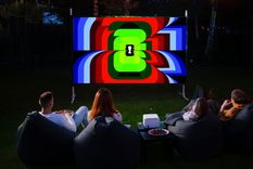 El uso de un proyector doméstico transforma la experiencia audiovisual durante las jornadas deportivas intensas.