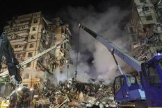 Los equipos de rescate buscan esta madrugada a 26 personas entre los escombros del edificio residencial de Dnipró que fue derrumbado este sábado por el impacto de un misil ruso, que ha causado la muerte a 12 personas y se elevan a 73 las heridas, entre ellas 14 niños, según medios locales. Foto: EFE/ Sergey Kozlov