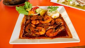 Aunque parezca una receta moderna, sus bases provienen de preparaciones prehispánicas donde los chiles secos ya se utilizaban para crear salsas intensas y aromáticas.