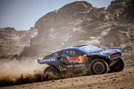 Mitch Guthrie celebró su victoria en la Etapa 5 del Dakar 2025.
