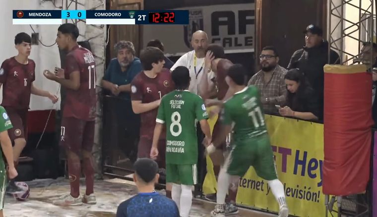 Mendoza se consagró campeón por cuarta vez consecutiva en el futsal sub 20, pero la imagen de la agresión ya recorrió todo el país.