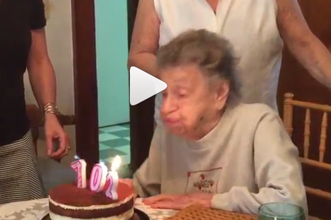 Cumplió 102 años y se le escapó la dentadura cuando sopló las velitas
