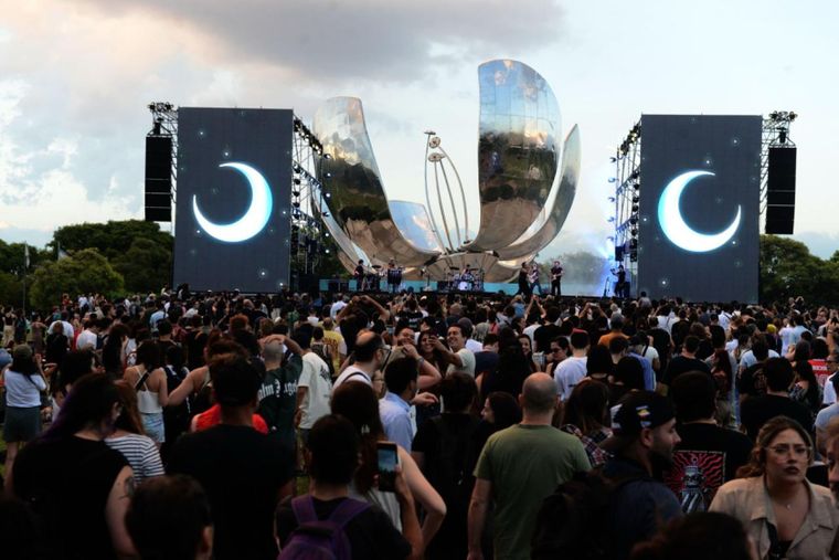 Buenos Aires celebró la restauración de la Floralis Genérica con una gran fiesta.