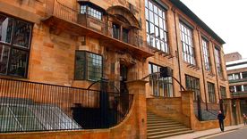 La escuela de arte de Glasgow de Escocia (edificio Mackintosh) es considerado una de las grandes obras del Art Nouveau británico, movimiento que se destaca principalmente por el uso de líneas curvas y sinuosas.