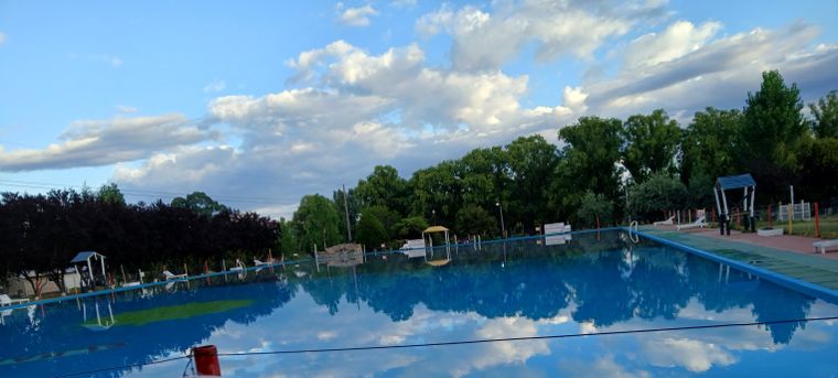 La pileta gigante de Mendoza mide 40 metros por 70 metros. La pileta gigante de Mendoza mide 40 metros por 70 metros.