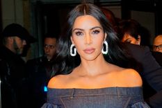 Kim Kardashian y Danna Paola eligen la misma combinación: jeans + top lencero Foto: Glamour