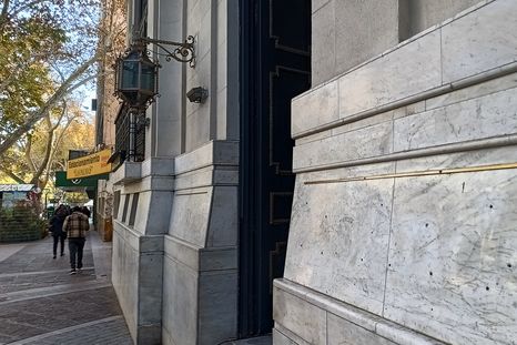 Ya no están los carteles de bronce con la marca del diario. Ya no están los carteles de bronce con la marca del diario.