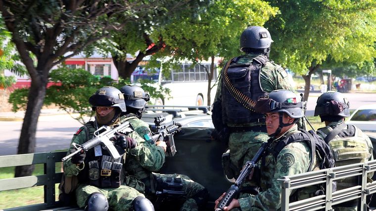 Miembros del Ejército mexicano en un patrullaje en Culiacán, Sinaloa.