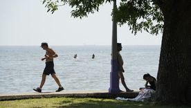 Muchos se acercan a los espejos de agua para refrescarse en medio de la ola de calor. Muchos se acercan a los espejos de agua para refrescarse en medio de la ola de calor.