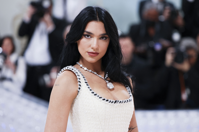 La historia detrás de la joya de 10 millones de dólares que usó Dua Lipa en la MET Gala Dua Lipa es una de las cantantes más populares del momento. Foto: Getty Images