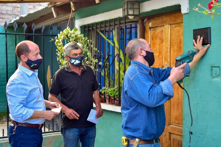 El momento de la colocación de una de las placas. Foto: Municipalidad de Tupungato.