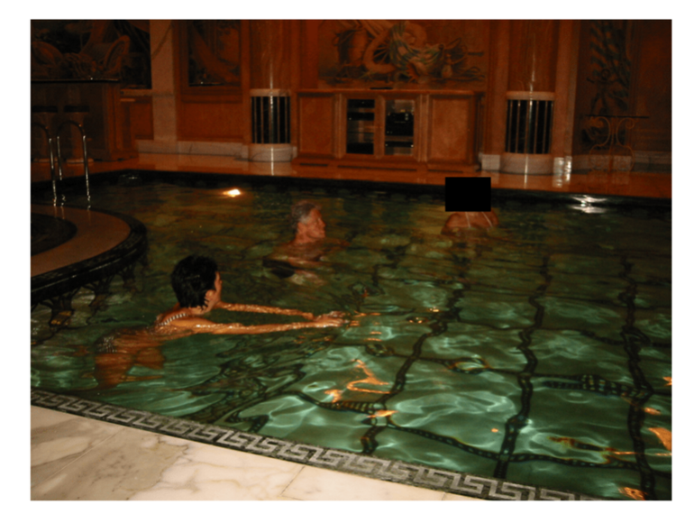 Una de las imágenes parece mostrar a Bill Clinton en la piscina con dos mujeres. El expresidente negó tener nada que ver con los crímenes de Epstein.